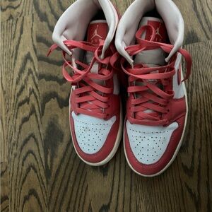 pink jordan 1s lightly used